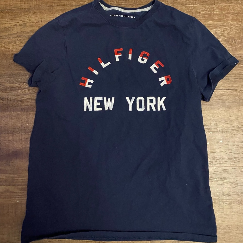 Y2K vibes vintage vibes men’s SMALL Tommy Hilfiger t shirt